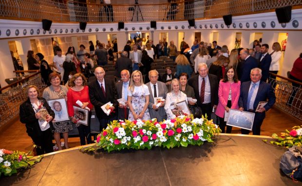 El Teatro España acoge la entrega de la XII Medalla d’Or de Santa Eulària des Riu, concedida a las asociaciones de mayores de las cinco parroquias