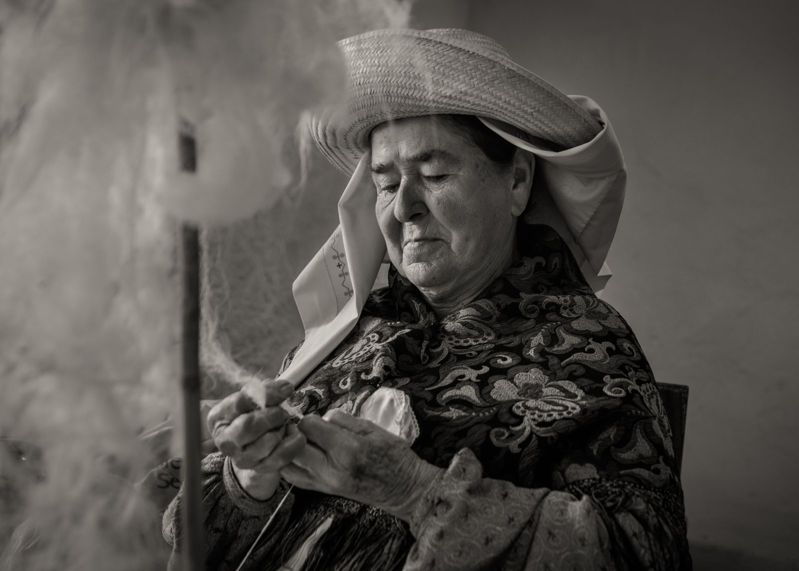 Una imatge en blanc i negre d'una filadora vestida de pagesa, guanyadora del tercer Concurs de Fotografia Festes de Santa Eulària