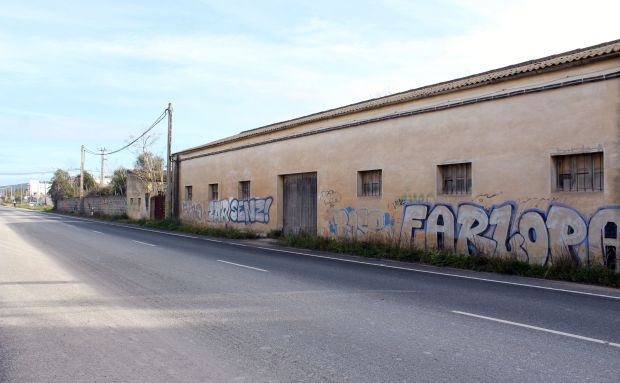 L'Ajuntament projecta un espai ciutadà i zona verda després d'aconseguir la cessió per part de l'Estat d'una vella nau industrial a Ca na Negreta