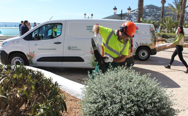 El servicio de jardinería de Santa Eulària des Riu refuerza su apuesta por la sostenibilidad con la incorporación de cuatro furgonetas y diversas herramientas eléctricas que producen menos contaminación y ruido