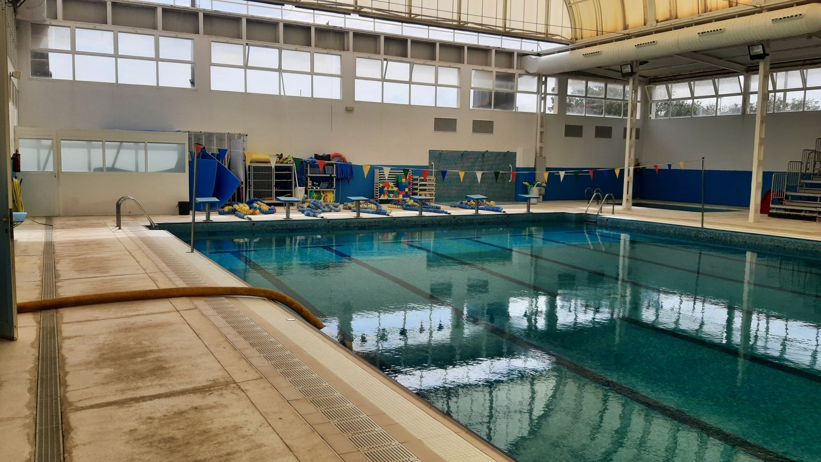 Santa Eulària destina el agua del vaciado de la piscina municipal a la balsa de sa Rota para su aprovechamiento en el riego