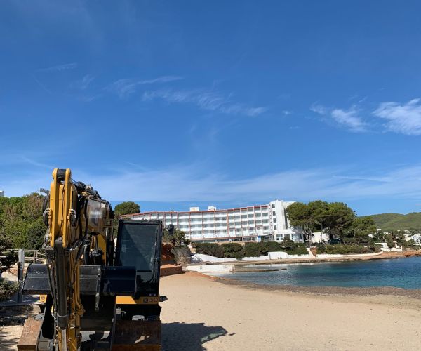 Se inician los trabajos para la realización del sendero litoral de es Puig d’en Fita/Siesta para mejorar su accesibilidad, la seguridad y la estética