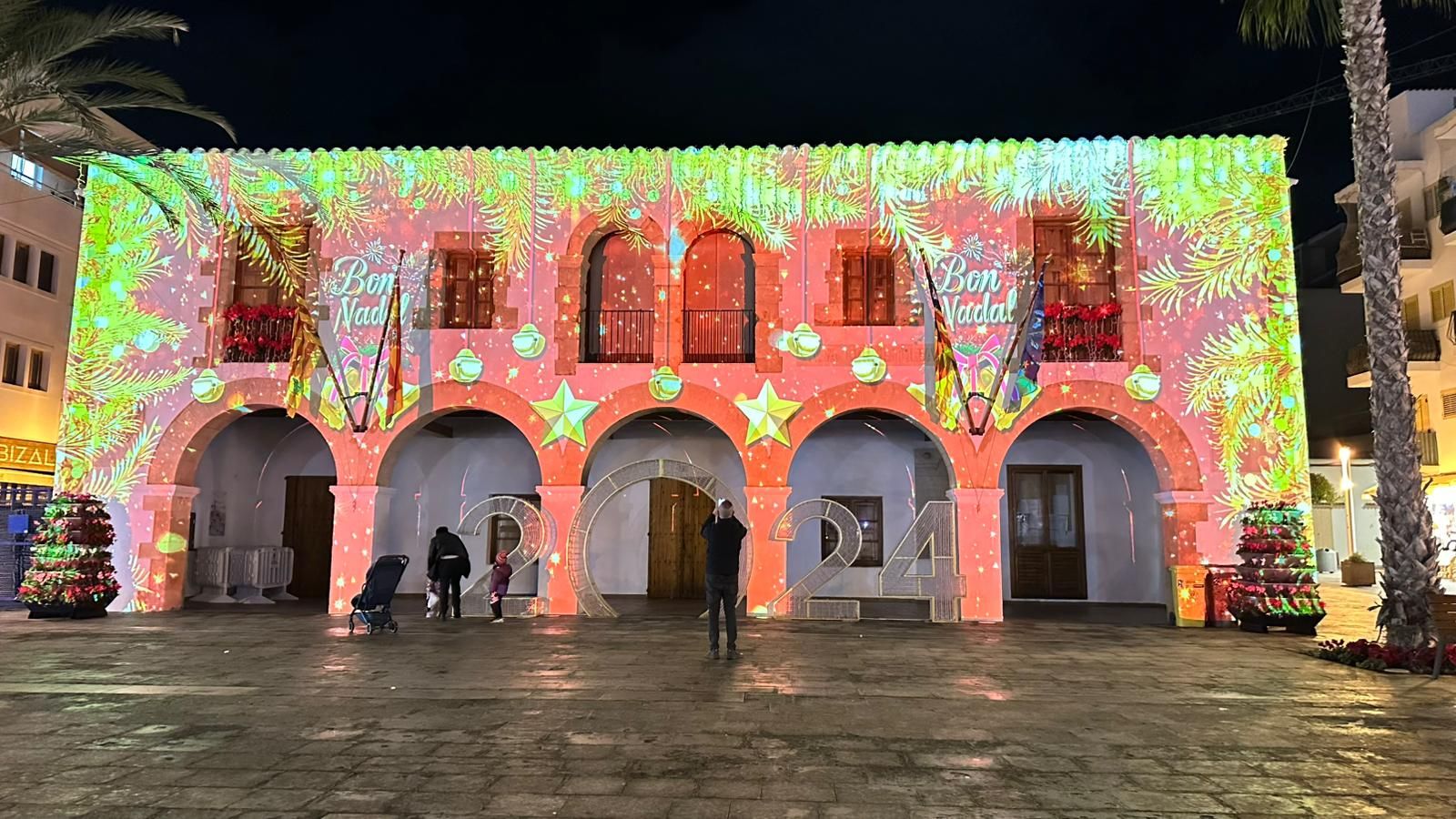 El ayuntamiento de Santa Eulària se viste de color con un video mapping navideño