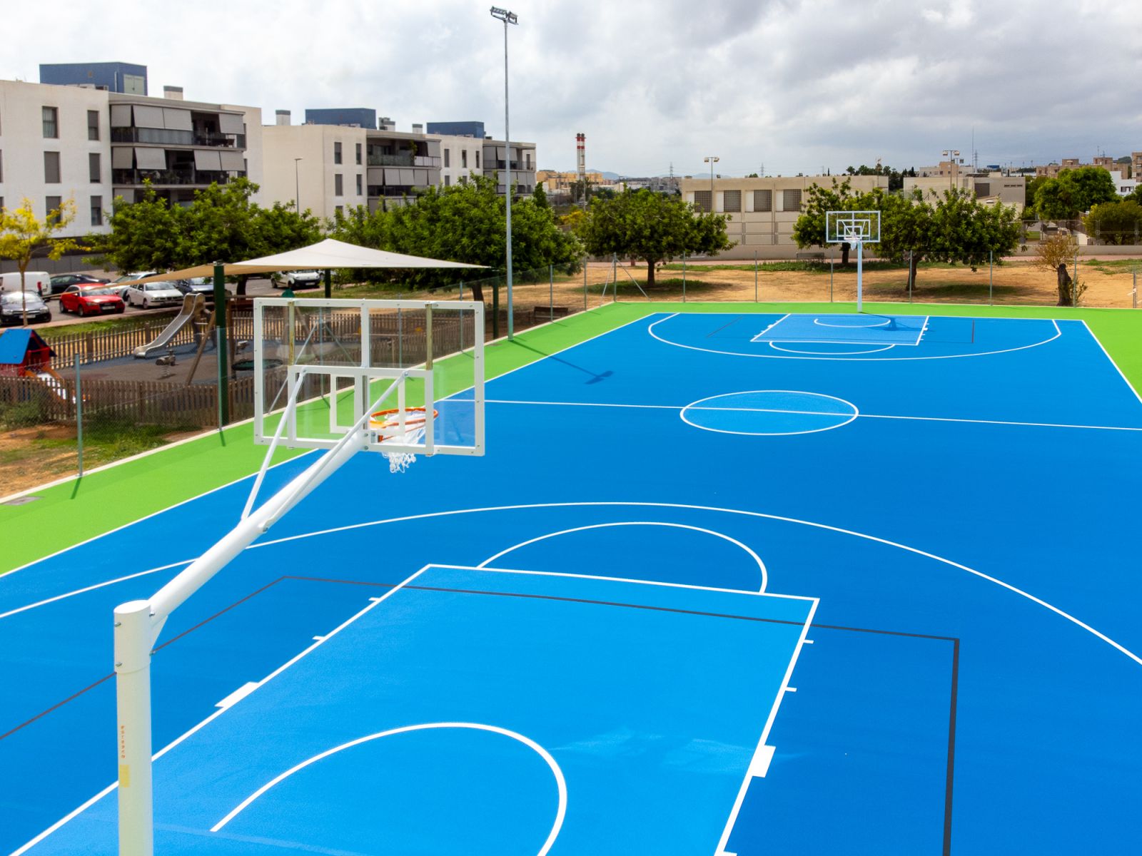 Estrenada la nova pista de bàsquet de s’Olivera que oferirà més espai per a l'esport al col·legi i al club esportiu