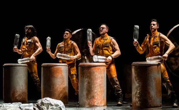 La veterana compañía Yllana y la multidisciplinar Töthem traen al Palau de Congressos la comedia de percusión y trasfondo ecologista ‘Trash!’
